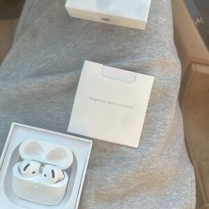Apple AirPods 4 with anc with Charging Case